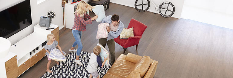 Famille jouant dans son salon équipé d'une climatisation mitsubishi electric 